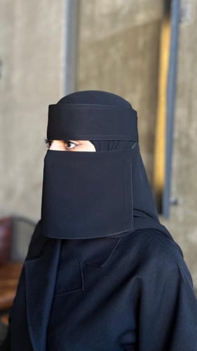 نقاب مبطن حرير -قصير مطاط مايل