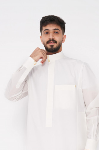 ثوب لومار أبيض بإكسسوار معدني ذهبي