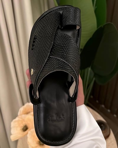 جلد سحلية اسود