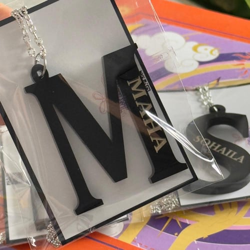 تعليقة سيارة حرف بداخله اسم