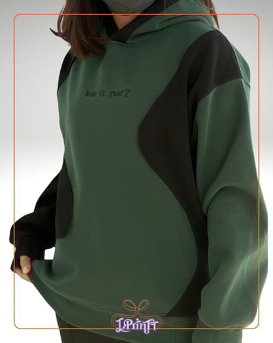 بلوفر تصميم WHO IS THAT لون اخضر مع اسود