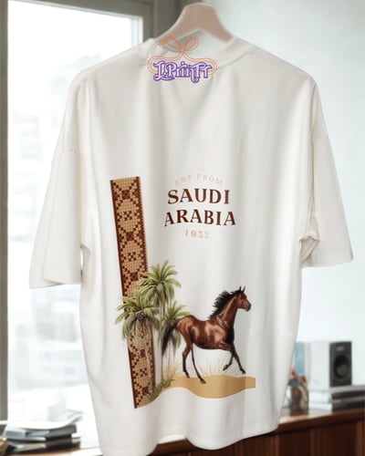 تيشرت ابيض اليوم الوطني تصميم الخيل