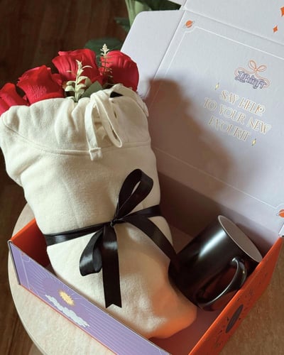 بوكس اهداء بلوفر اوف وايت بوكيه ورد + كوب سحري