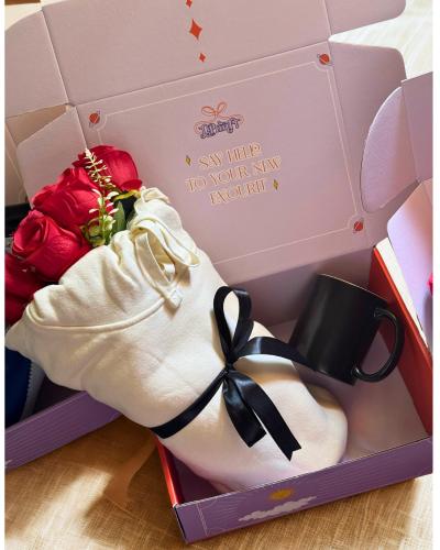 بوكس اهداء بلوفر اوف وايت بوكيه ورد + كوب سحري