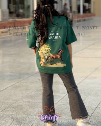 تيشرت اليوم الوطني تصميم الخيل اخضر