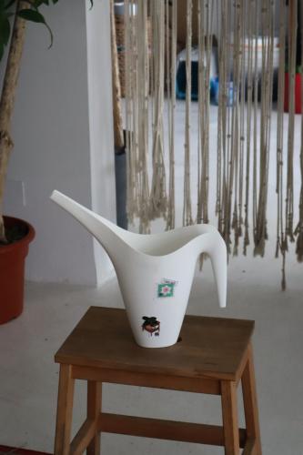 ابريق ري ابيض بملصقات نبات