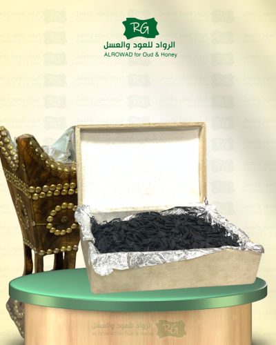 كسر عود منقعة بخلطه دهن فاخرة مع هداياه المميزة
