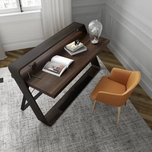 مكتب للعمل بتصميم هندسي مبتكر بلونين مختلفين ومقاس...