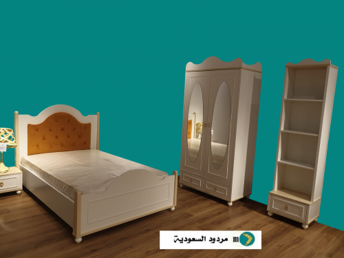 غرفة نفر مع مكتب ووحدة ارفف
