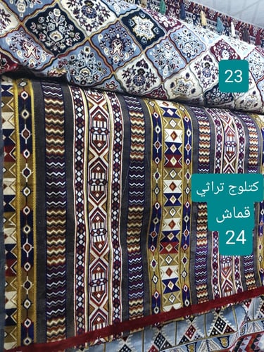 طقم جلسة من الخشب والفرش