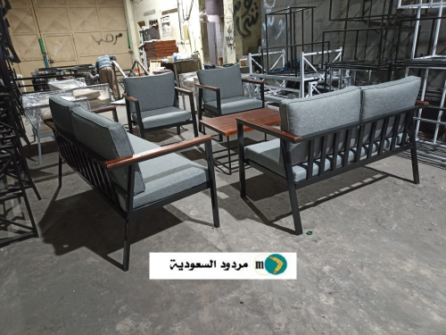 كراسي حديد ملبسة خشب 7 اشخاص