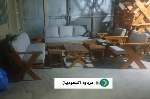طقم جلسة من الخشب والفرش