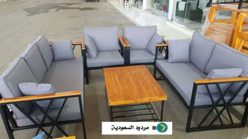 كراسي حديد ملبسة خشب 7 اشخاص