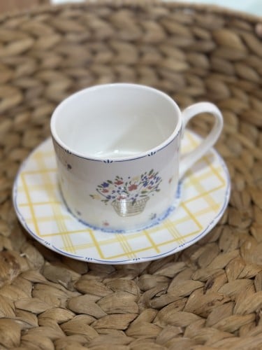 كوب شاي انجليزي مع صحن