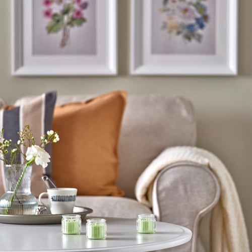 شمع معطر في كأس زجاج