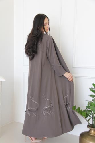 عباية بقماش انترنت بقصة كلوش مع شك يدوي