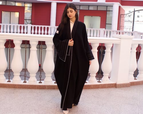 عباية بقماش لمياء اندنوسي مع تطريز و كم وسيع