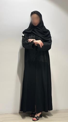 عباية بقماش كريب ملكي مع دانتيل