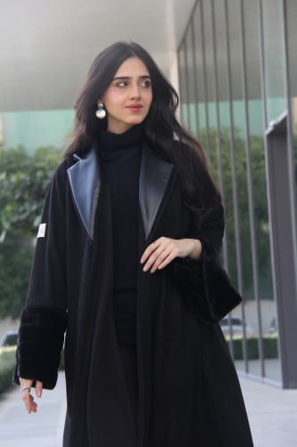 عباية بقماش شمواه اسود مع فرو بالكم