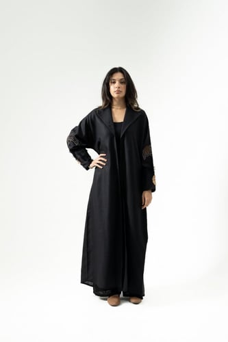 عباية بقماش لينن اسود مع تطريز بالاكمام و الخلف