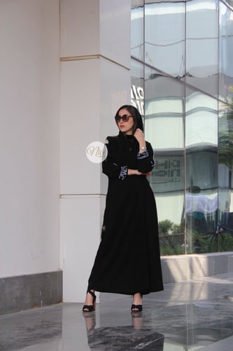 عبايه قماش كوري مقلم بتطريز سماوي