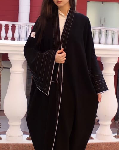 عباية بقماش لمياء اندنوسي مع تطريز و كم وسيع