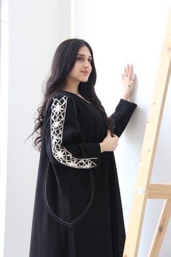 عباية بقماش شمواه اسود مع تطريز بالكم