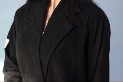 عباية بقماش كوري اسود مشجر