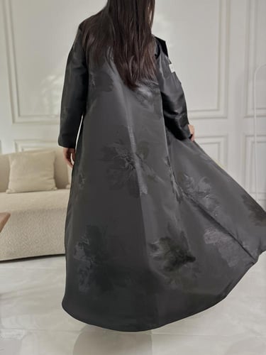 عباية بقماش جاكار كوري مشجر اسود مع جيوب امامية بس...