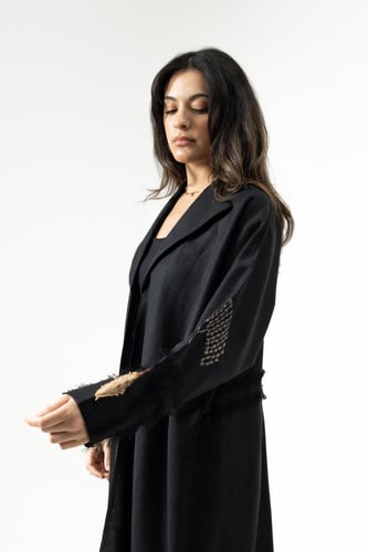 عباية بقماش لينن اسود مع تطريز بالاكمام و الخلف