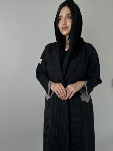 عباية بقماش جوري مقلم مع جيوب امامية مبطنه من الدا...