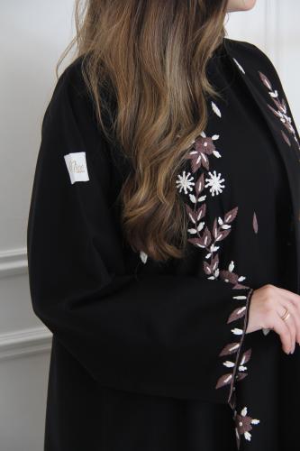 عباية بقماش لمار فاخرة بتطريز زهري أنيق، تجمع بين...