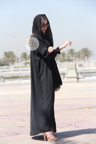 عباية بقماش لينن منقط اسود