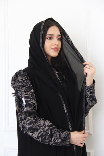 عباية بقماش لمياء و الاكمام جاكار مع الاطراف و بوف...
