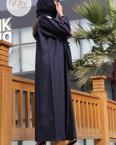 عباية شتوية بقماش شمواه كحلي بقصة كم انيقه و لولو