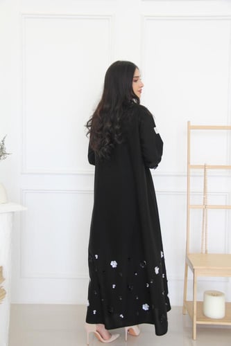 عباية بقماش لمار ربع كلوش مع شك على شكل ورد في الا...