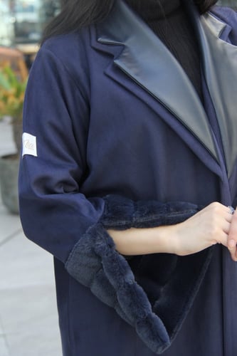 عباية بقماش شمواه كحلي مع فرو بالكم