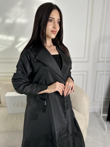 عباية بقماش جاكار كوري مشجر اسود مع جيوب امامية بس...