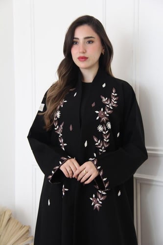 عباية بقماش لمار فاخرة بتطريز زهري أنيق، تجمع بين...