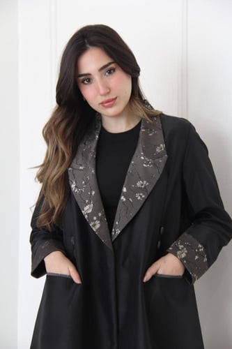 عباية تفته بتصميم كلاسيكي ولمسات أنيقة