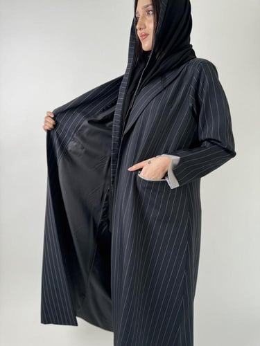 عباية بقماش جوري مقلم مع جيوب امامية مبطنه من الدا...