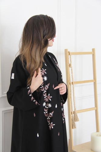 عباية بقماش لمار فاخرة بتطريز زهري أنيق، تجمع بين...