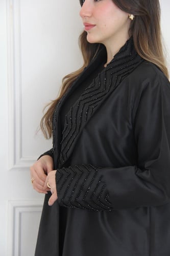 عباية تفته مطرزة بالفصوص لإطلالة فاخرة