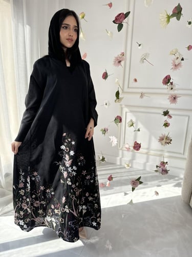 عباية كلوش بقماش لينن اسود مطرز من الاسفل