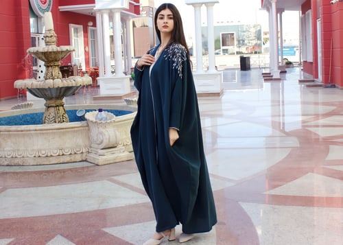 عباية بقماش جوري فراشة مع شك