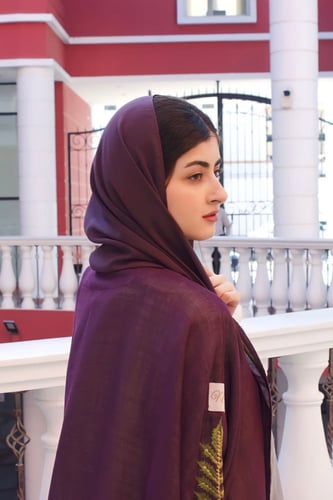 عباية بقماش لينن مع تطريز