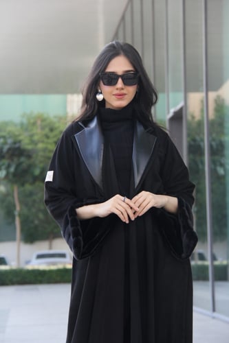 عباية بقماش شمواه اسود مع فرو بالكم