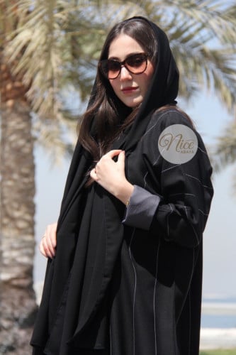 عباية بقماش مقلم رمادي و كم رمادي