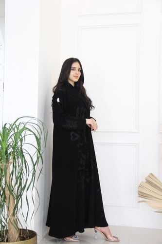 عباية بقماش كريب ملكي مع تطريز