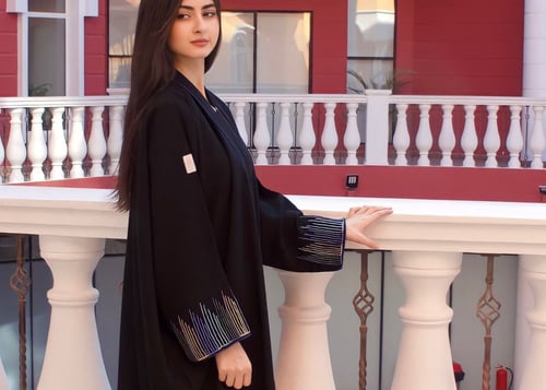 عباية بقماش المستقبل كوري مع قيطان و شك بالكم